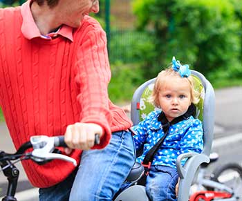 papa-mit-kind-am-fahrrad