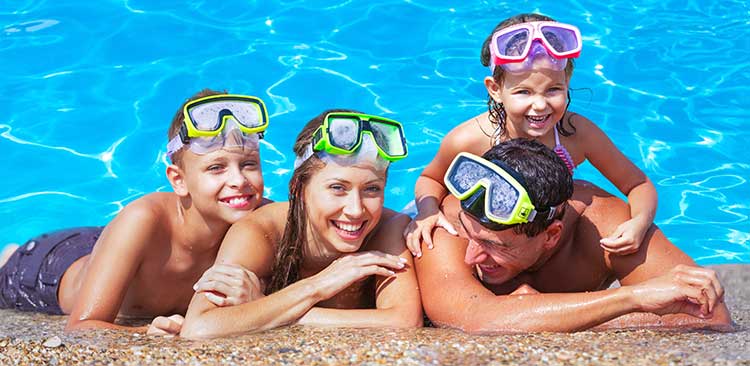 familie-entspannt-am-pool