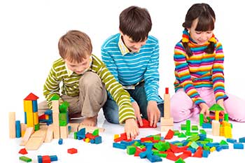 kinder-psielen-mit-baukloetzen